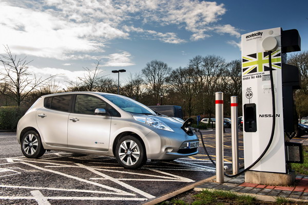 Nissan LEAF in ricarica